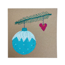 Handgemaakte dubbele kerstkaart, gemaakt van restjes stof en kraft papier.